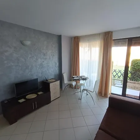 Oasis House , Nevena * لوزينيتس