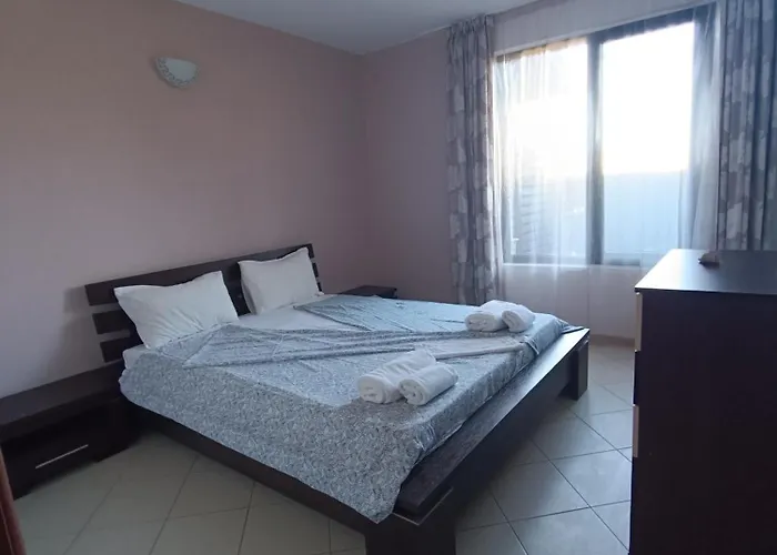 Oasis House , Nevena لوزينيتس