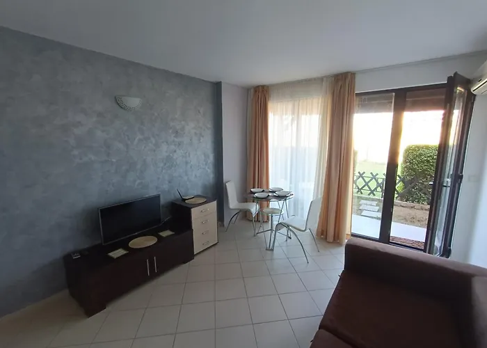 Oasis House , Nevena * لوزينيتس